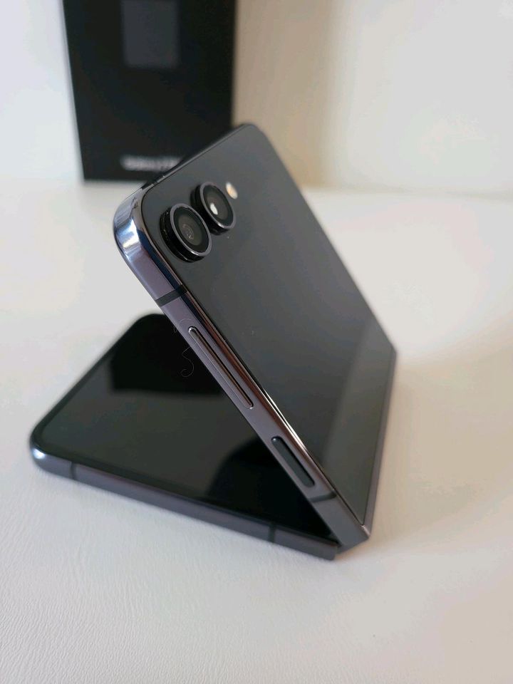 Samsung ZFlip5 schwarz mit Restgarantie in Hemmoor