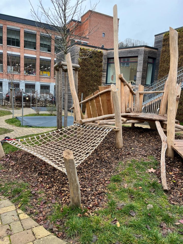 Spielplatz, Naturspielplatz,Findlinge, Klettersteine, Nestschaukel, Schaukel, Rutsche, Klettern, Kinder, Kindergärten, Schulen, Private- und öffentliche Spielplätze, Robinie in Uhingen