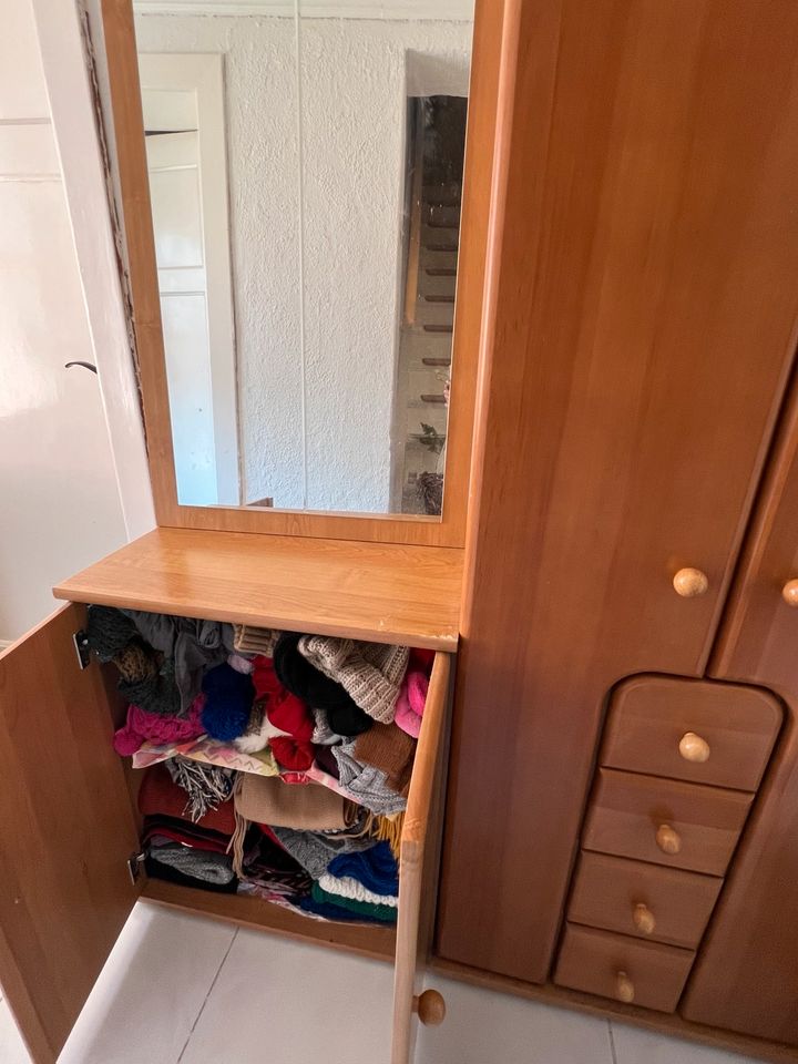 Garderobenschrank Set + Spiegel in Bremerhaven