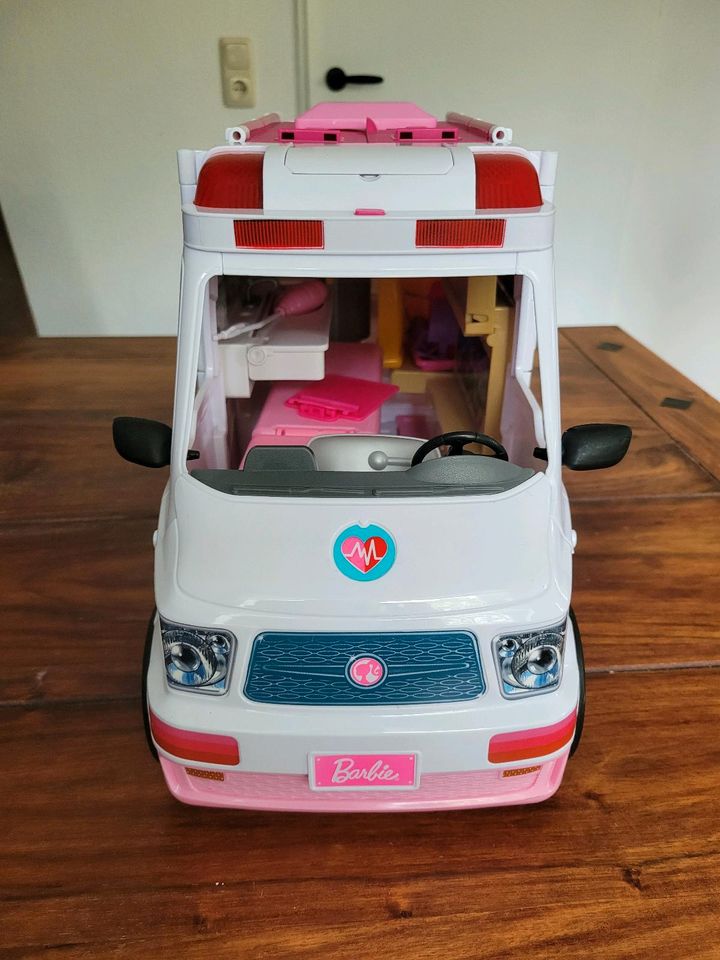 Barbie Krankenwagen mit Zubehör in Güster