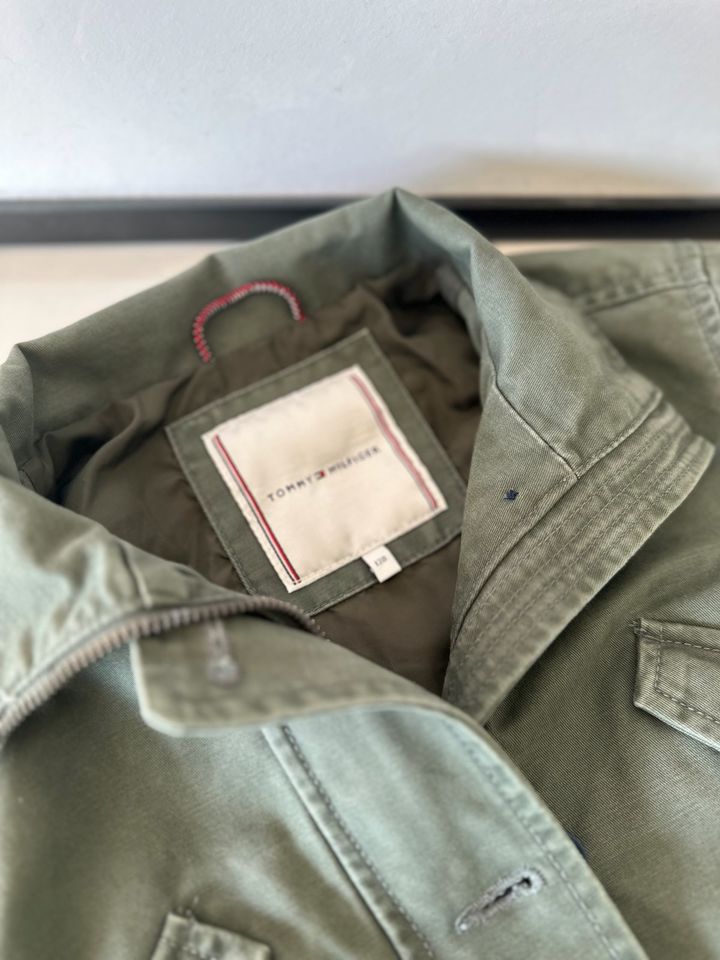 Coole Tommy Hilfiger Jacke Gr. 128 - top! in Wuppertal