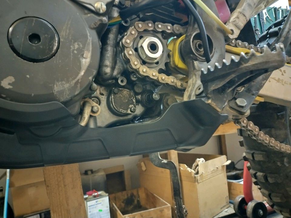 Suzuki DR-Z 400 Unterbodenschutz mit Umlenkschutz Kunststoff in Vilsbiburg