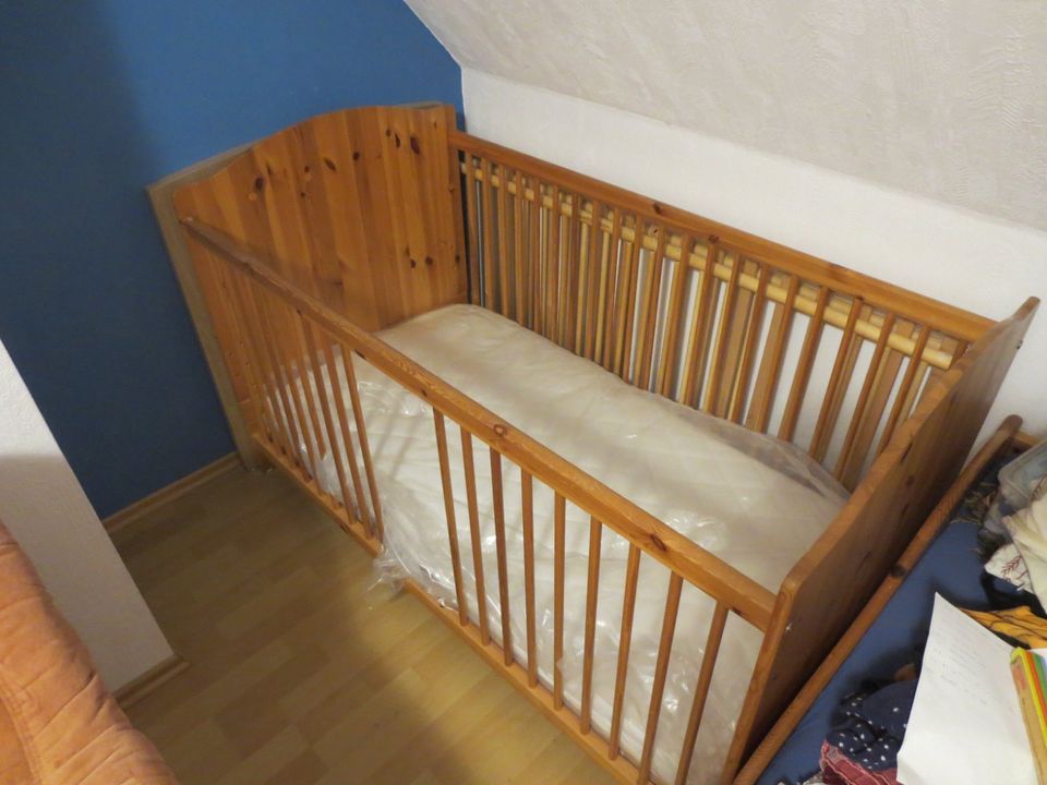 Kinderbett mit 140x70cm Matratze, Matratze neuwertig in Ortenberg