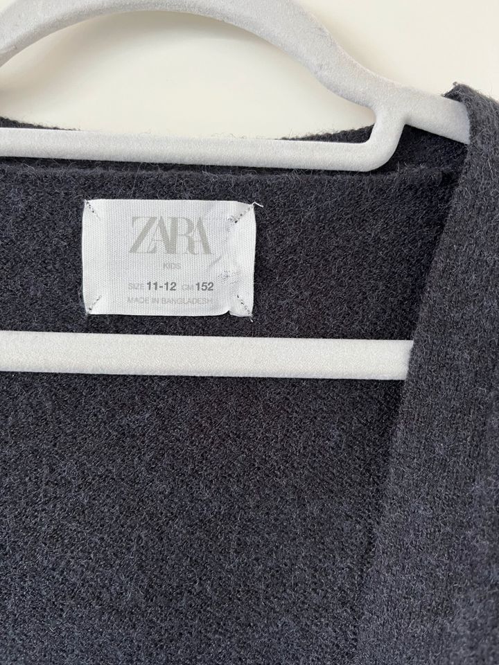 Zara Strickjacke Gr. 152 in Bad Camberg