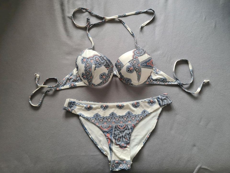 Bikini mit Paisley-Muster, gefütterte C-D Cups, creme/blau in Berlin