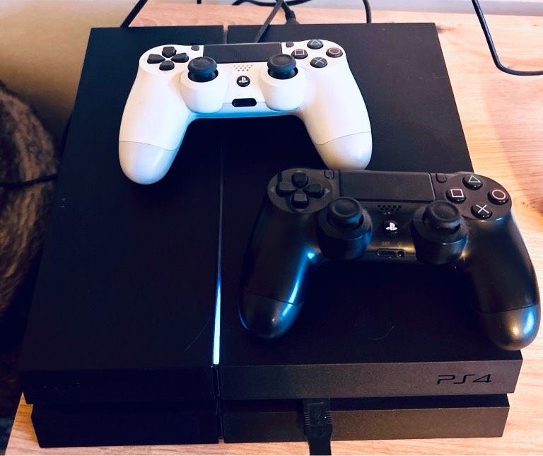 PS4 mit 2 wireless Controllern in Kranichfeld