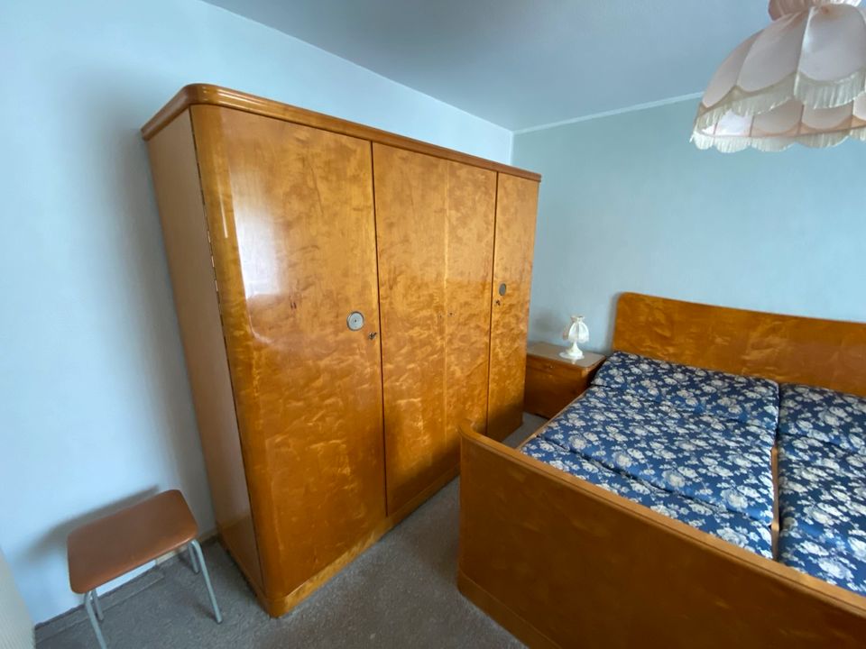 Schlafzimmer, handgefertigt 1953, Schrank, Bett, Schminkspiegel in Krauschwitz