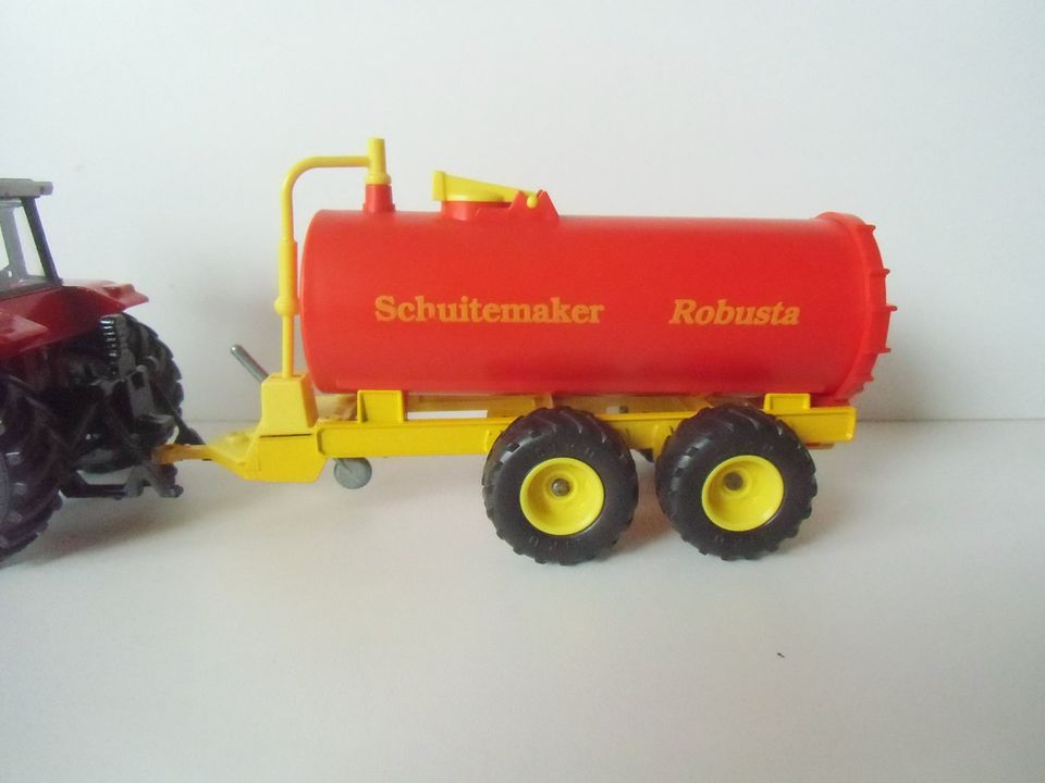 Siku Farmer - MF 4270 mit Vakuum Fasswagen 1:32 in Köln