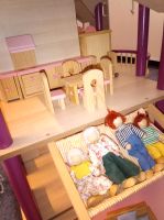 Puppenhaus aus Holz pink mit biegbaren Puppen + viel Zubehör Nordrhein-Westfalen - Hamm Vorschau