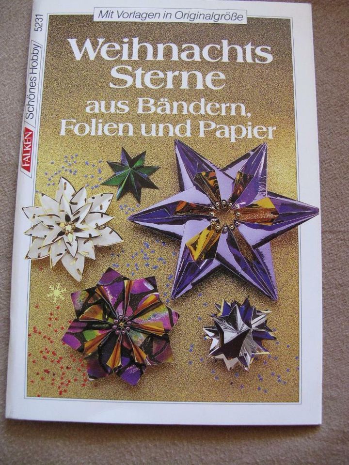 Weihnachtssterne aus Bändern, Folien und Papier in Troisdorf