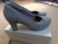 Clarks Pumps hellgrau Veloursleder, 41,5, wie NEU, 8 cm Absatz Berlin - Tempelhof Vorschau