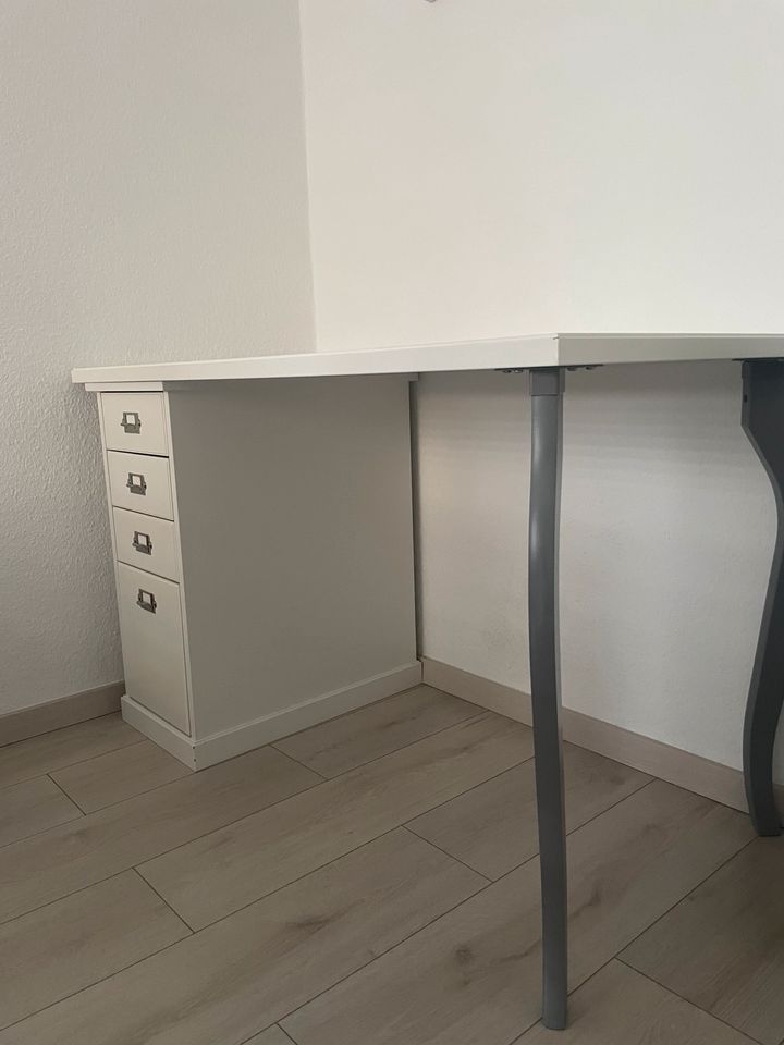 weißer Schreibtisch von Ikea in Magdeburg