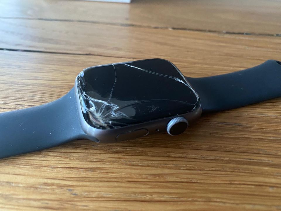 Apple Watch Series 4 Space grey Displayschaden 44mm in Theißen