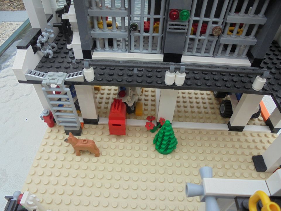 Lego City : Großes Polizei - Hauptquartier in Warburg