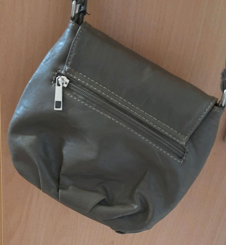 Kleine Handtasche zum umhängen in Ginsheim-Gustavsburg