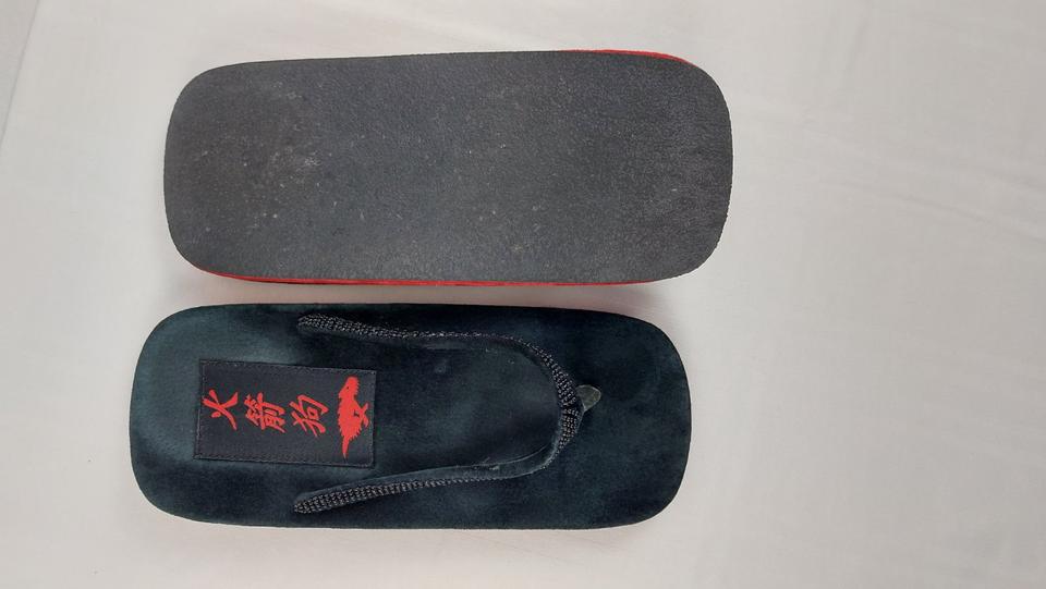 Zehentrenner Flip-Flops Gr. 39 schwarz rot perlenbestickt flach in Leverkusen