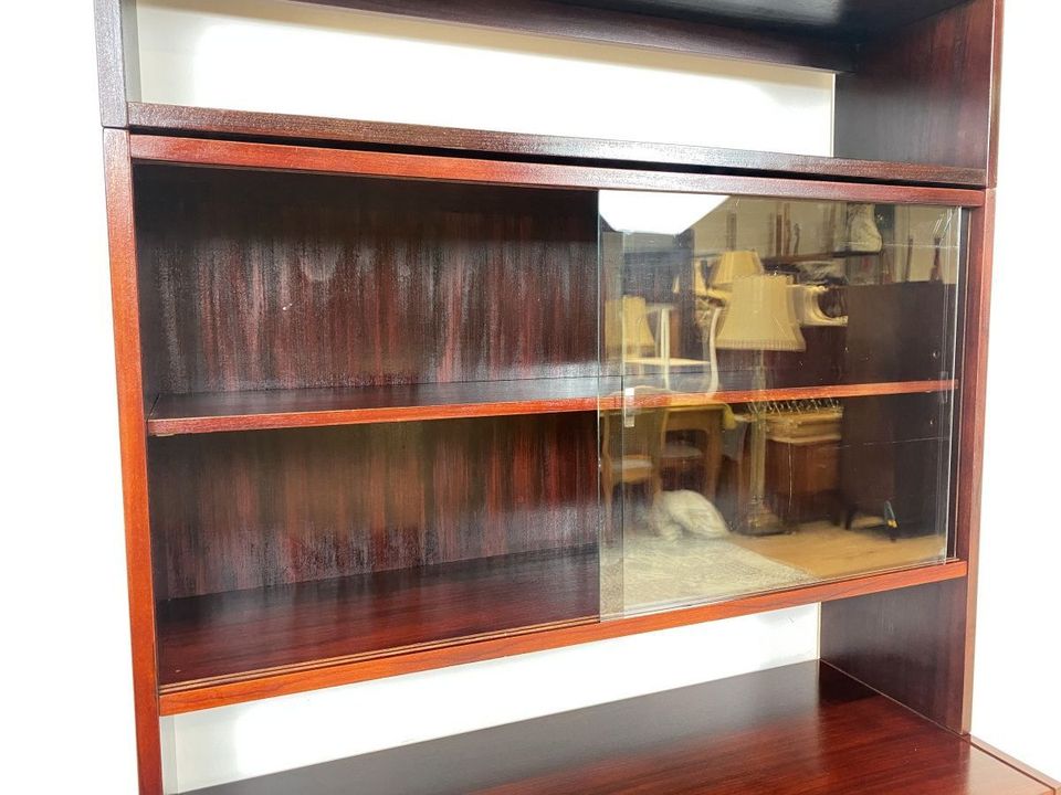 WMK Besonders schöner & gut erhaltener Mid-Century Vitrinenschrank mit Glasschiebetüren & Schubladen, Vollholz, 1961 # Vitrine Highboard Bücherschrank Bücherregal Sideboard Kommode Vintage 50er 60er in Berlin