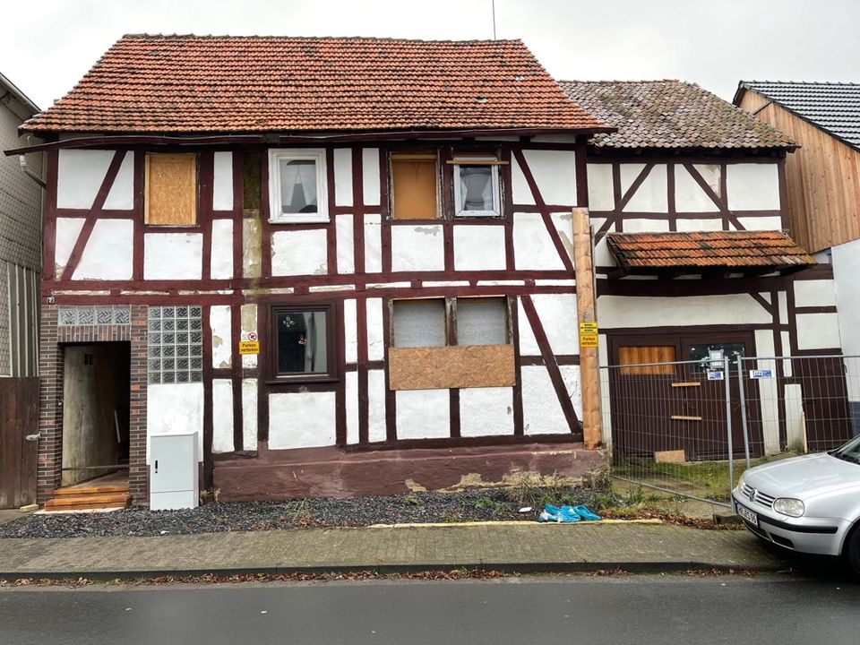 Kernsanierungsbedürftiges Ein-/Zweifamilienhaus EG und OG mit Garage! Zentrale Lage in Borken/Hessen in Borken