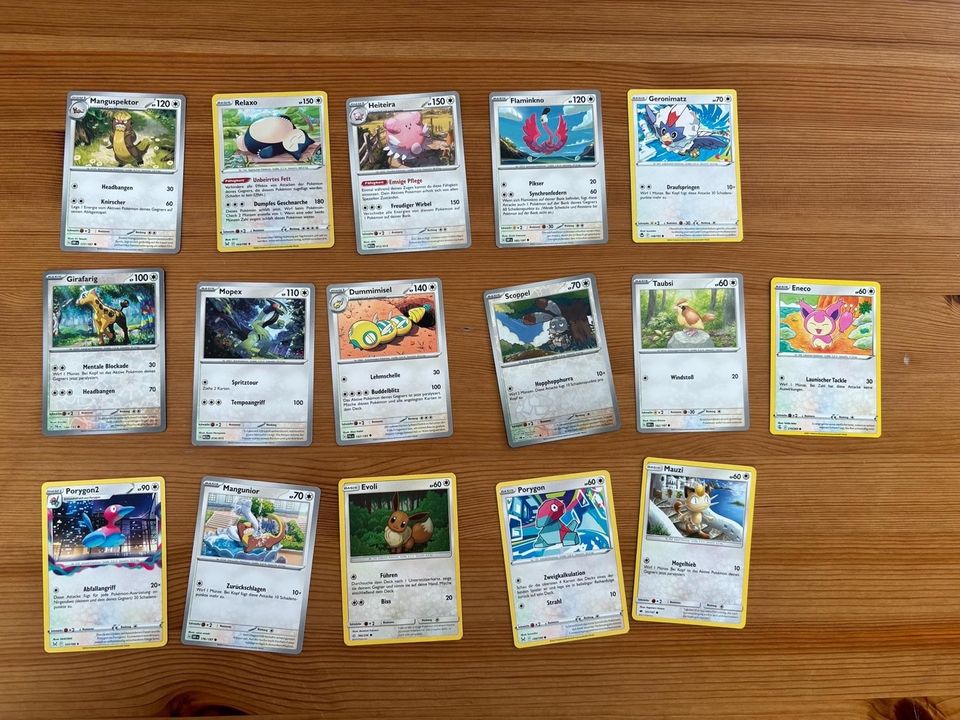 Pokemon Kartensammlung mit Sammelalbum Pikachu Evoli, 225 Karten in Rehna