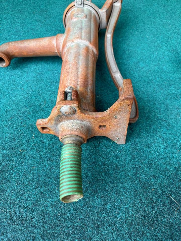 Dekorative Handpumpe - ohne Funktion - mit Schlauchdurchführung in Bergheim