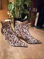 Damen Halbstiefel mit Leomuster. Neu. Nordrhein-Westfalen - Mönchengladbach Vorschau