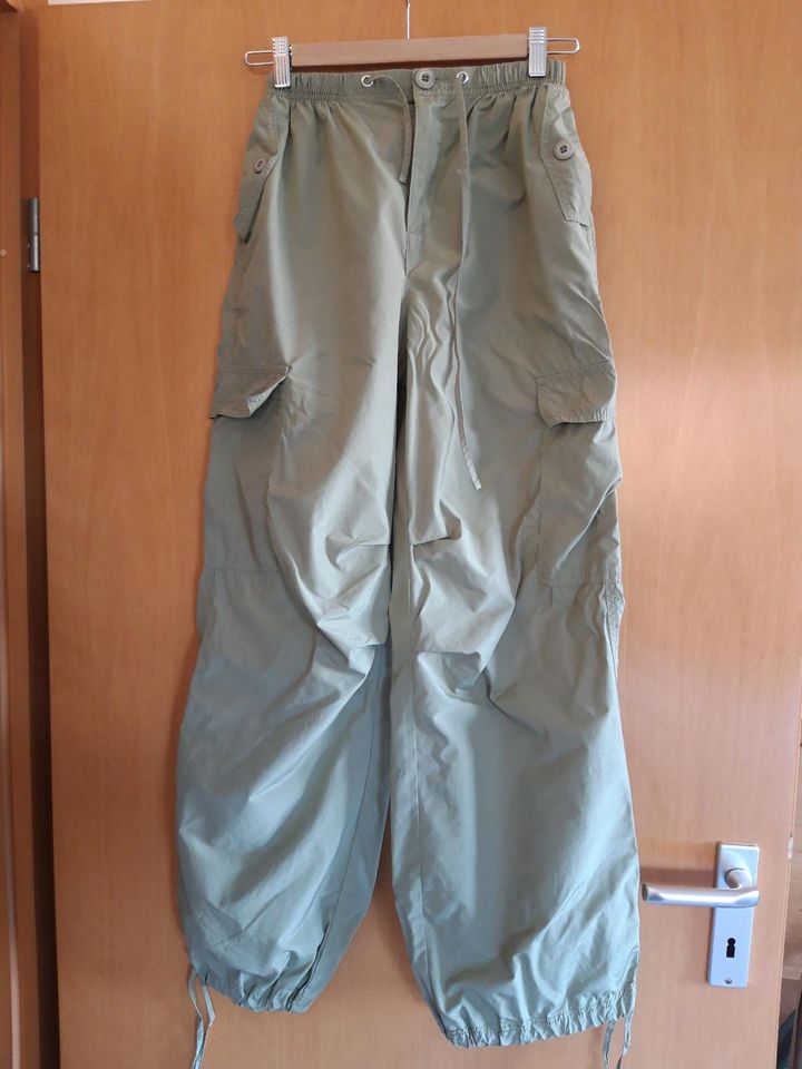 Bershka Parashutpants Größe 34/36 in Baesweiler