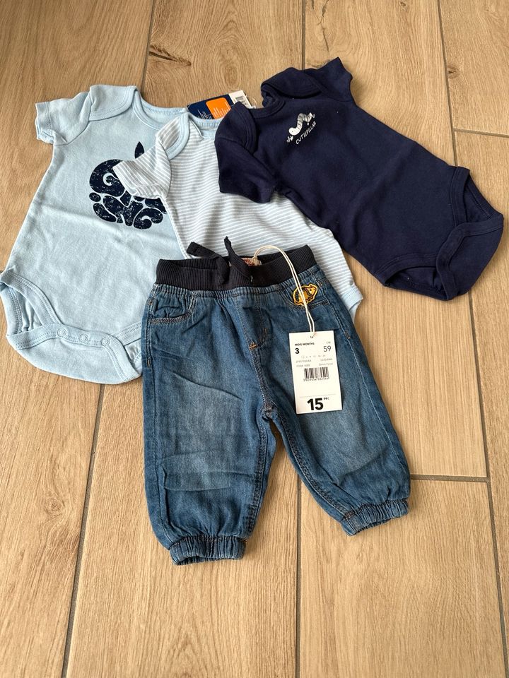 3er Set kurzarm Bodys 50/56 und dünne weiche Jeans Gr. 59 in Großostheim