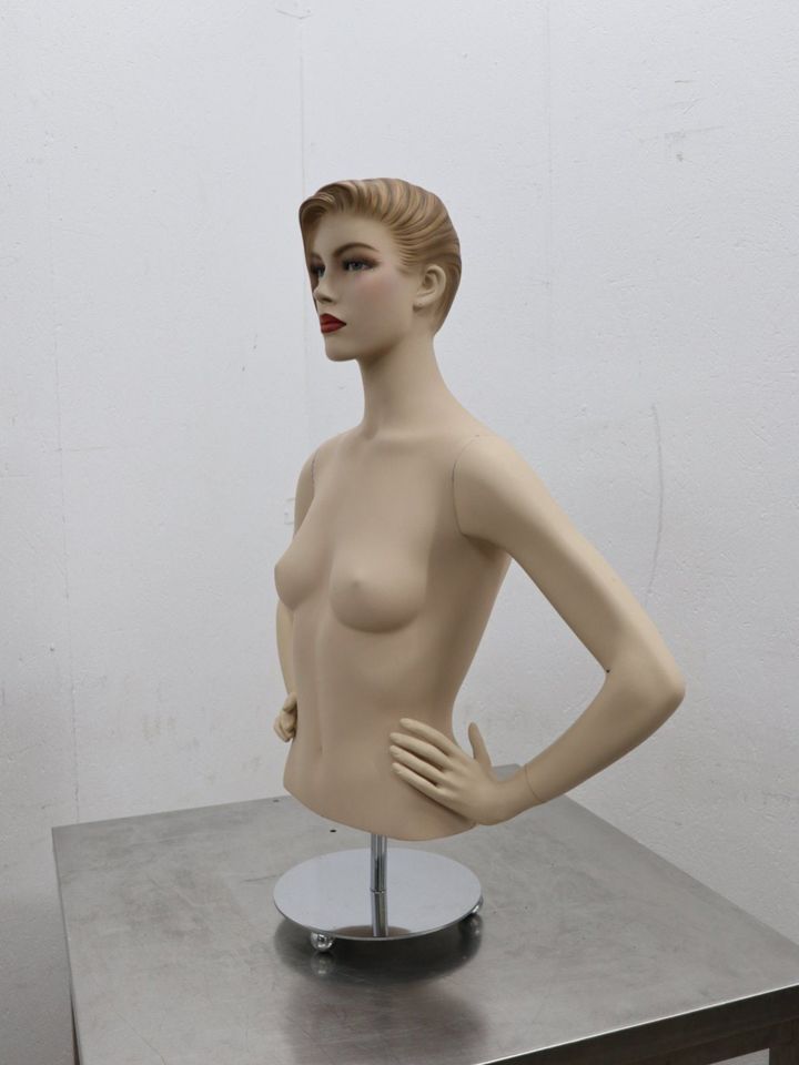 Schaufensterpuppe Puppe weiblich Torso Mannequin Frau SpA7 in Berlin