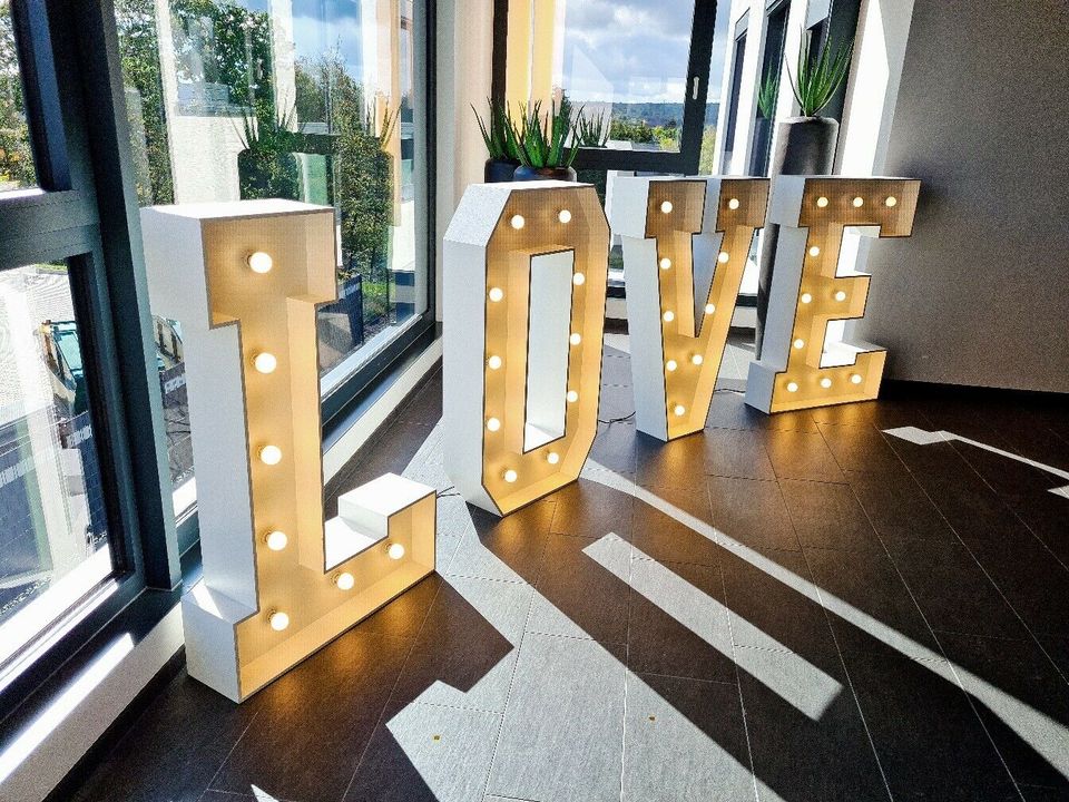 NEU - XXL LED Leuchtbuchstaben "LOVE" 1,20m Perfekt für Hochzeit in Großholbach