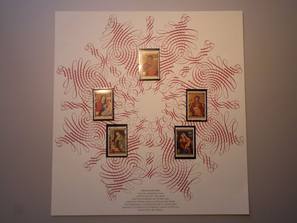 12 originelle Objekte zum Bild auf eine Kartonage drapiert in Bobenheim-Roxheim