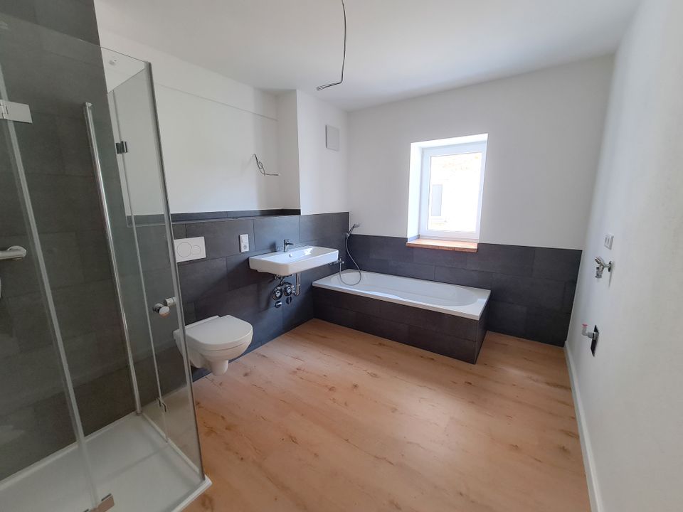 Hochwertig renoviert, sofort frei + viel Platz: 2,5-Zimmer-Wohnung + Studio, Parsberg in Parsberg