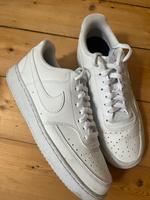 Nike Sneaker weiß Gr. 41 Niedersachsen - Göttingen Vorschau