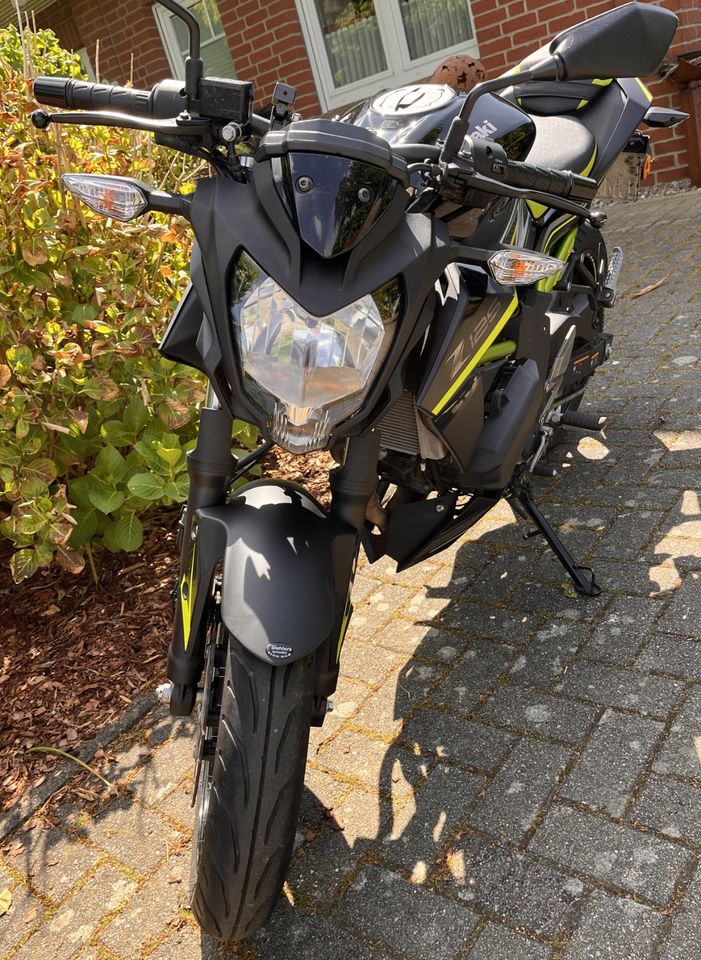Kawasaki Z125 Naked Bike Metallic Black Moped Motorräder in Zeven