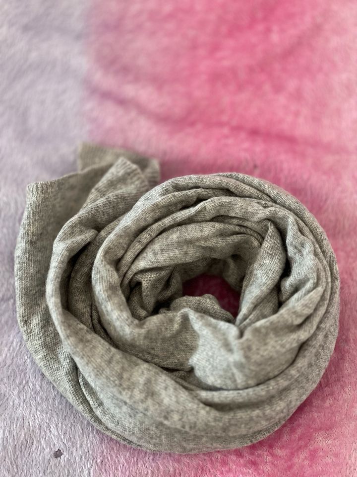 Grey long woollen scarf in Berlin