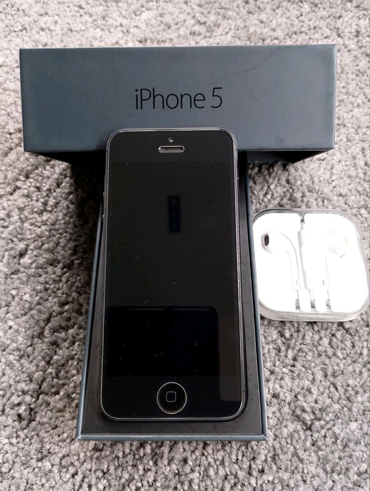 Apple iPhone 5 mit Zubehör und original Verpackung + Handyhüllen in Goch