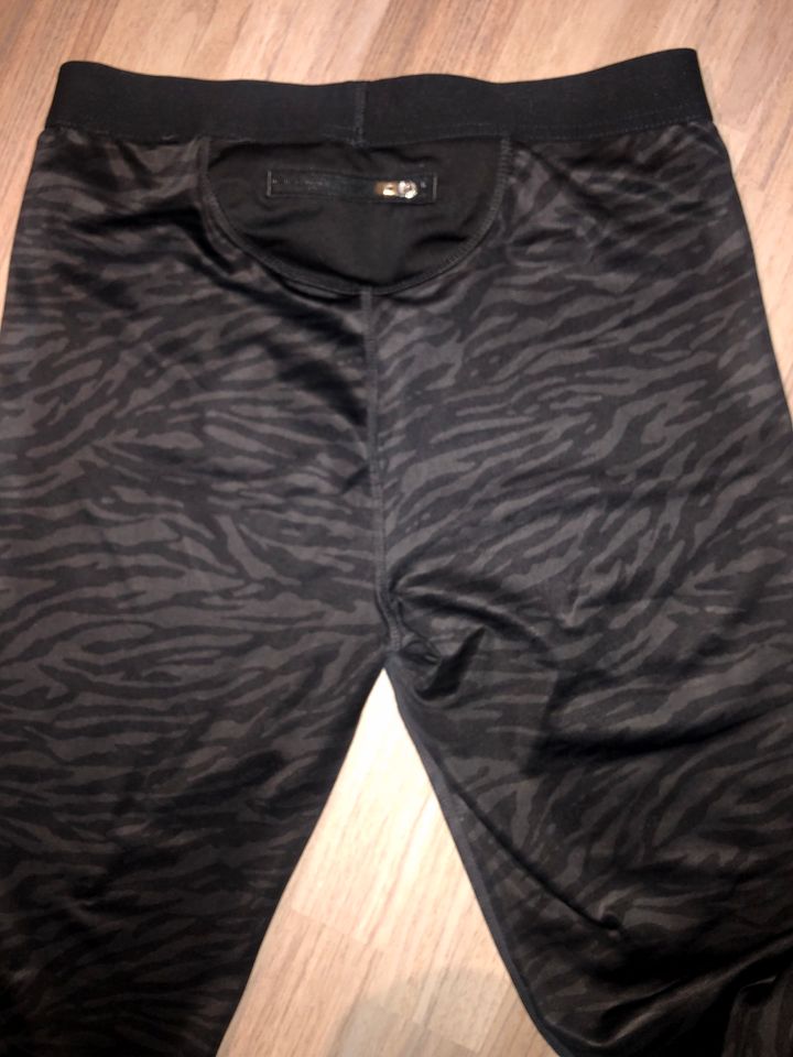 H&M sport Gr.170 Girls Zebra Leggings schwarz grau Muster in Sachsenhagen