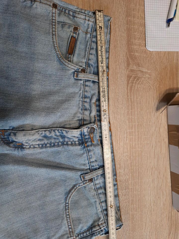 Wrangler Jeans kurz 36 in Lemgo