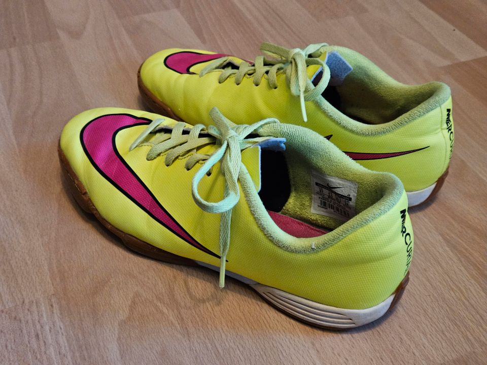 Nike Sportschuhe, Fußball Hallenschuhe, Turnschuhe Gr. 38,5 in Hockenheim