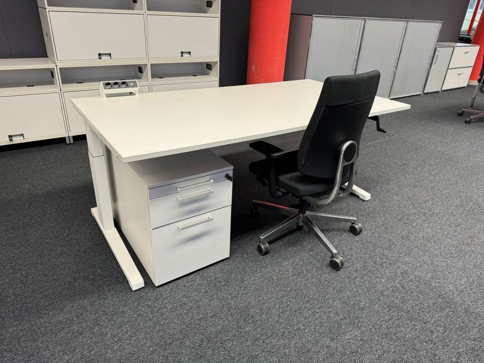 50x Steelcase Activa Schreibtisch höhenverst. Büromöbel KK10896 in Rot am See