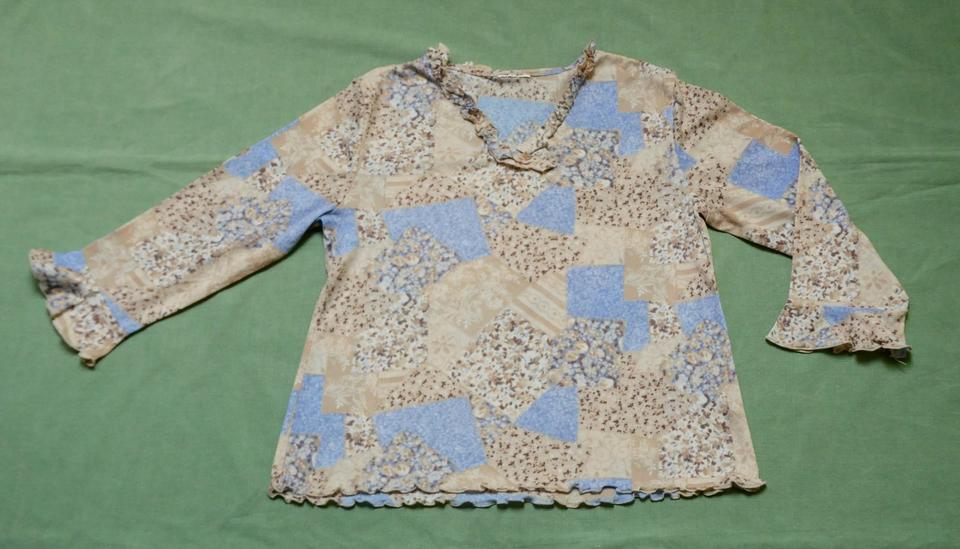Shirt mit V-Ausschnitt beige/hellblau gemustert 152/158 in Weingarten (Baden)