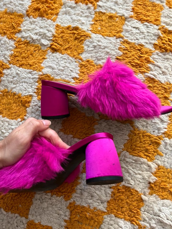 Mules Fake Fur Pumps Heels &other stories scandi Statement fell in Berlin