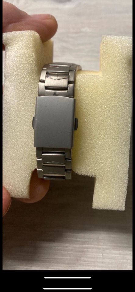 Sehr schöne Armbanduhr siehe Bilder in Nesse-Apfelstädt