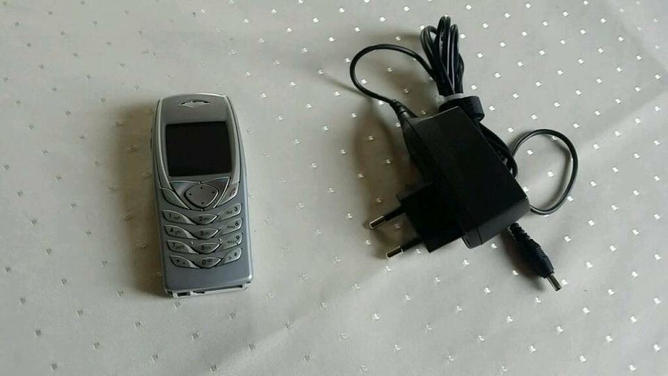 Handy Nokia 6100 mit Ladegerät in Geroda