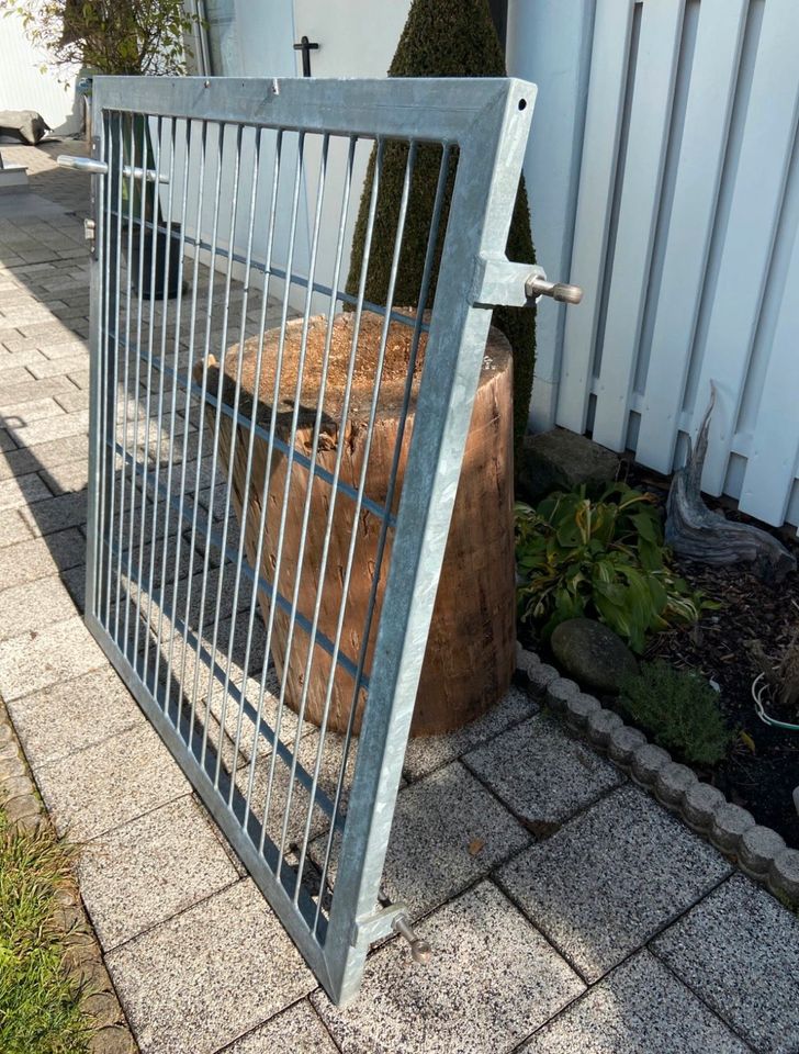 Einfahrtstor mit Tür und drei Stahlsäulen, Stahl, verzinkt in Ingolstadt