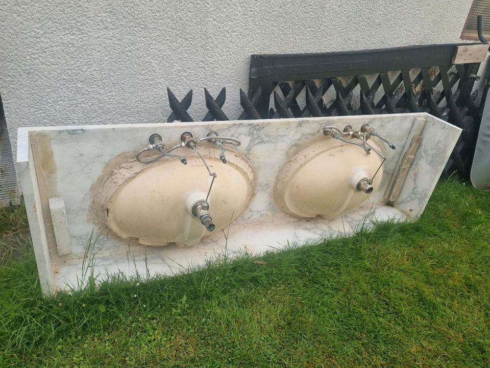 Doppelwaschbecken mit Mamorplatte in Hofgeismar