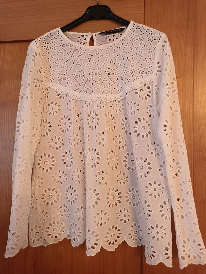 Shirtbluse mit Lochspitze von Zara in Geisenfeld