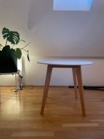Tisch rund - weiße Platte und Beine aus Holz München - Maxvorstadt Vorschau