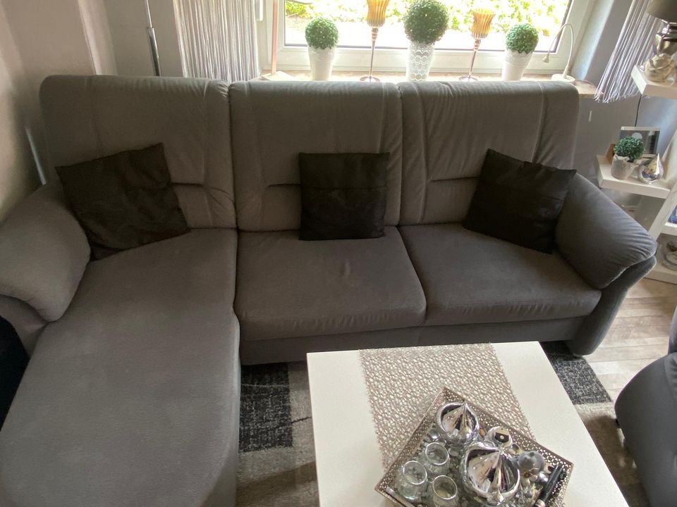 Sofagarnitur mit passendem Fernseh-Sessel und Hocker  von  HUKLA in Hinte