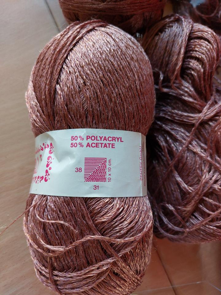 190 g Garngemisch (50% Polyacryl/50% Acetate), glänzend, in Braun in Aidenbach