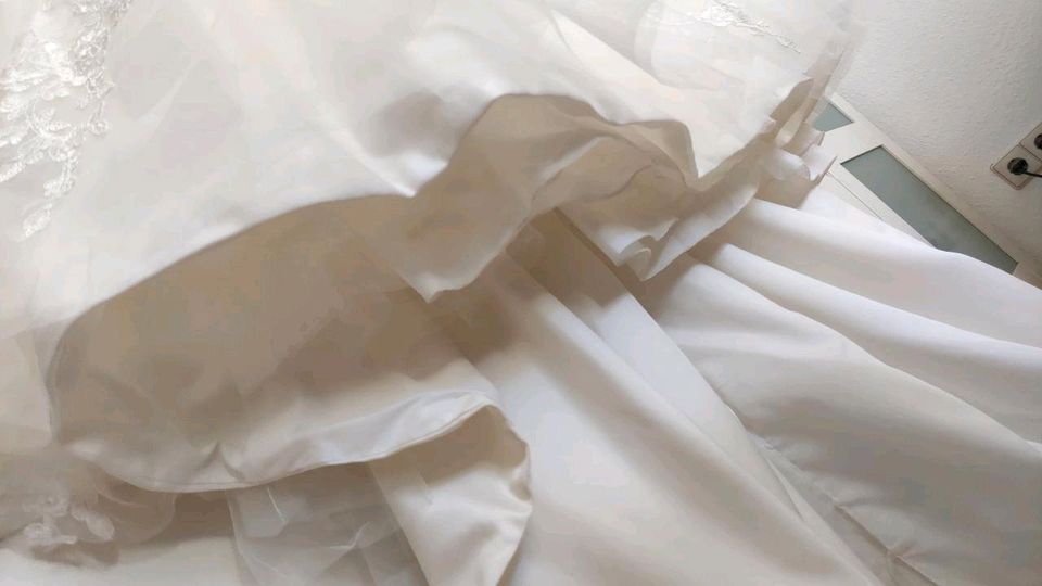 A-Linie Hochzeitskleid elfenbeinfarben lange Schleppe in Waiblingen